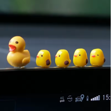 Mini Patos Decorativos para Coche | Set de 5 Adornos para Salpicadero y Espejo Retrovisor – Regalo Original para Hombre y Mujer